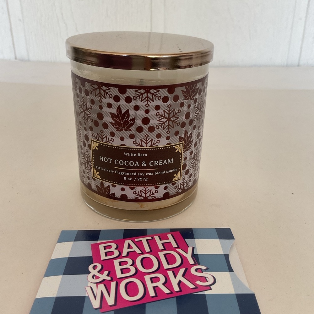 Bath & Body Works Hot Cocoa and Cream single wick candle.